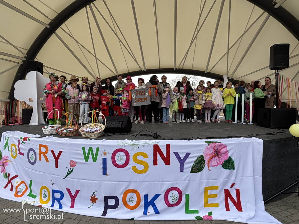 Międzypokoleniowe powitanie wiosny w Amfiteatrze