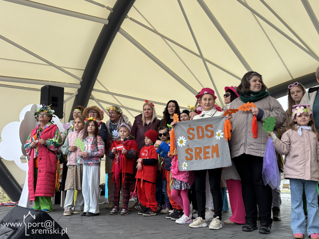 Międzypokoleniowe powitanie wiosny w Amfiteatrze