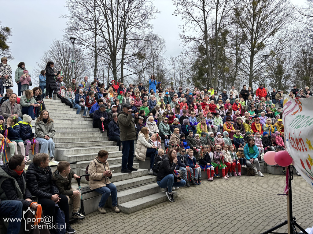 Międzypokoleniowe powitanie wiosny w Amfiteatrze