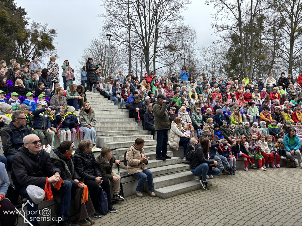 Międzypokoleniowe powitanie wiosny w Amfiteatrze