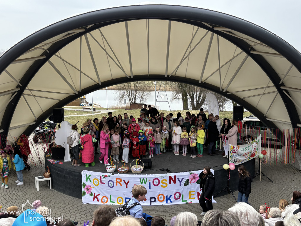 Międzypokoleniowe powitanie wiosny w Amfiteatrze