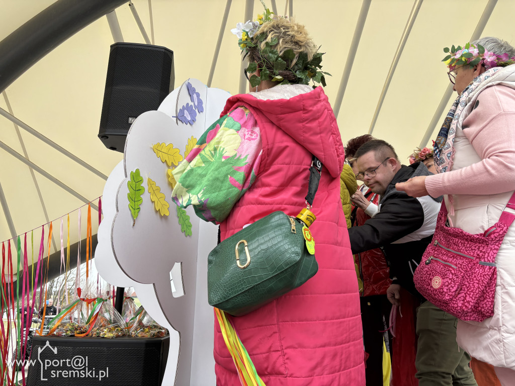 Międzypokoleniowe powitanie wiosny w Amfiteatrze