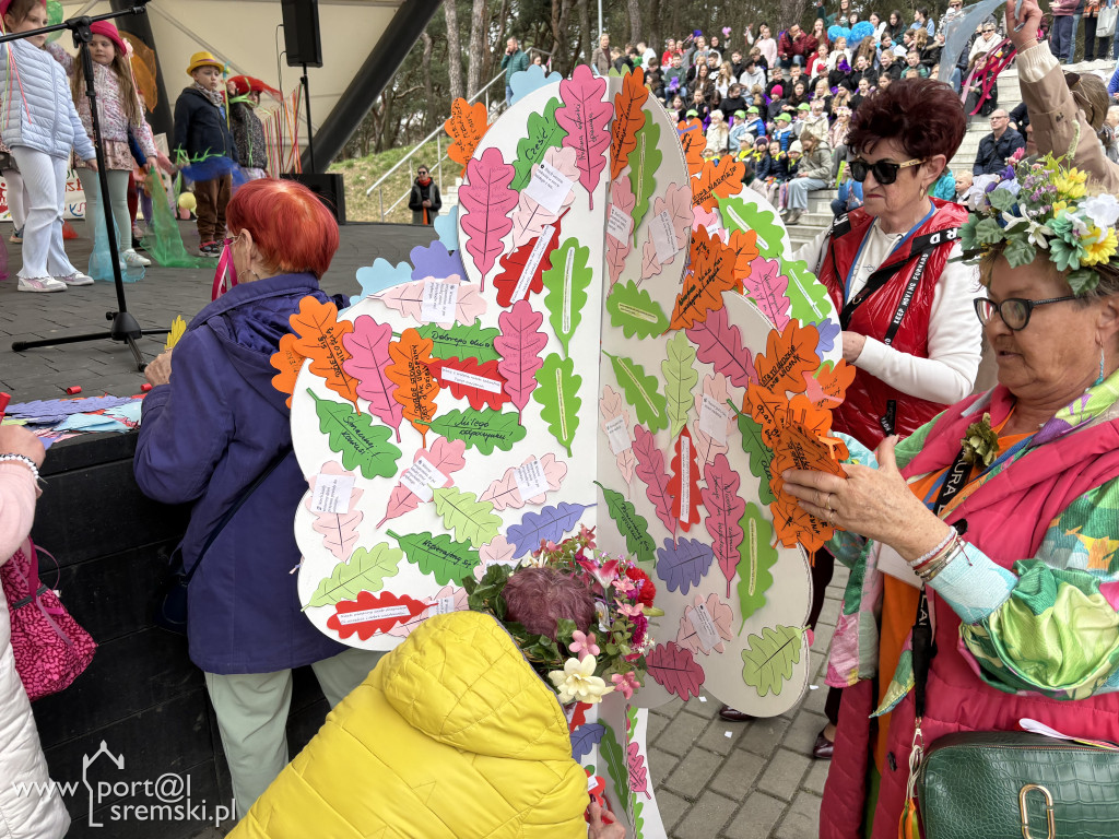 Międzypokoleniowe powitanie wiosny w Amfiteatrze