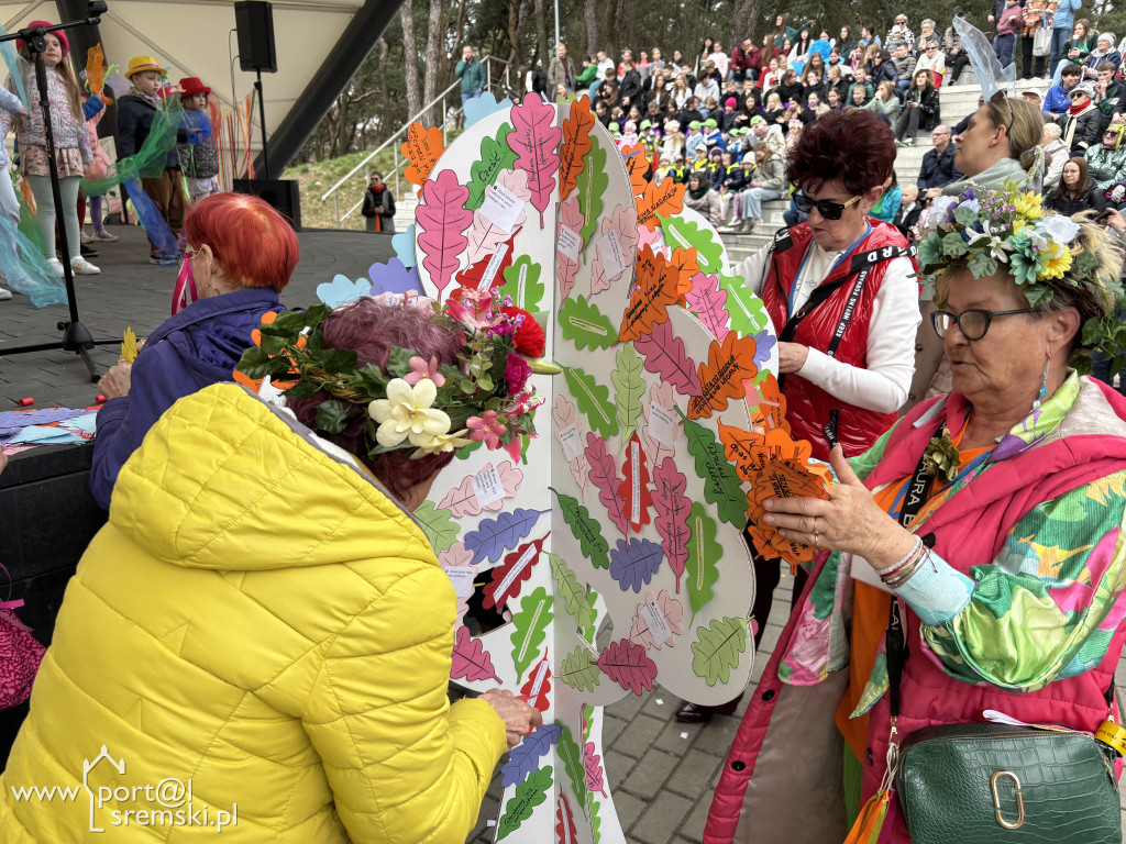 Międzypokoleniowe powitanie wiosny w Amfiteatrze