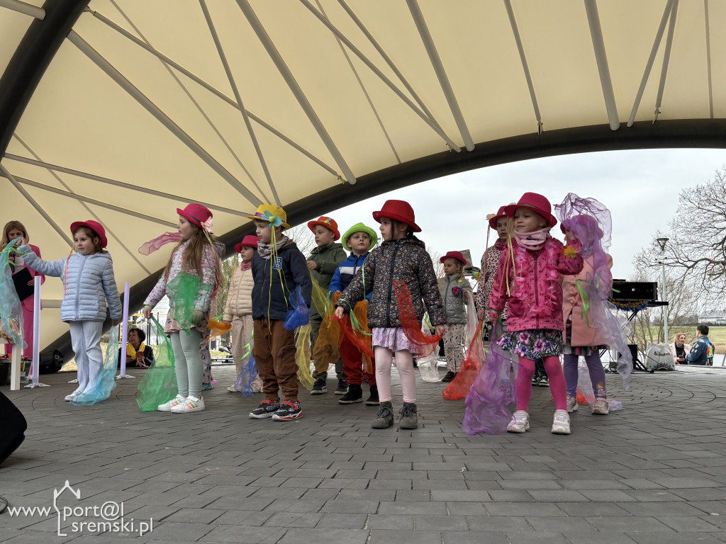 Międzypokoleniowe powitanie wiosny w Amfiteatrze