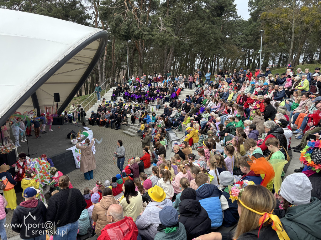 Międzypokoleniowe powitanie wiosny w Amfiteatrze