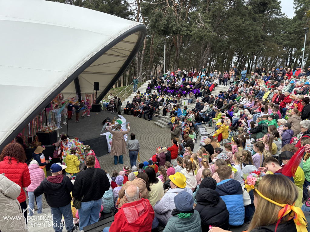 Międzypokoleniowe powitanie wiosny w Amfiteatrze