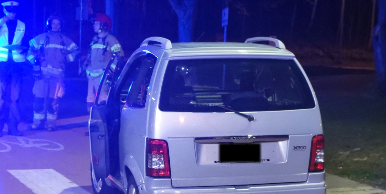 Auto przewróciło się na bok