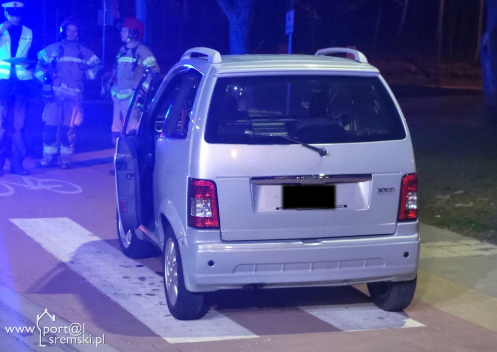 Auto przewróciło się na bok