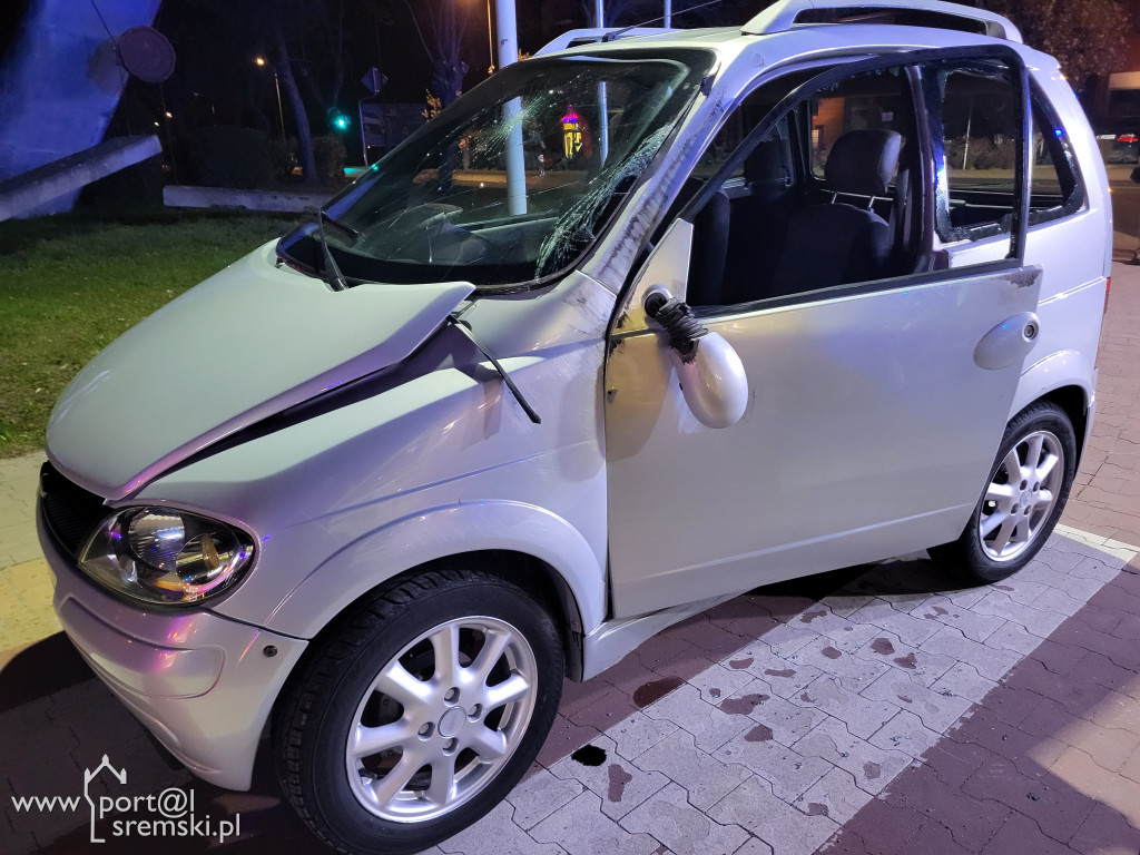 Auto przewróciło się na bok