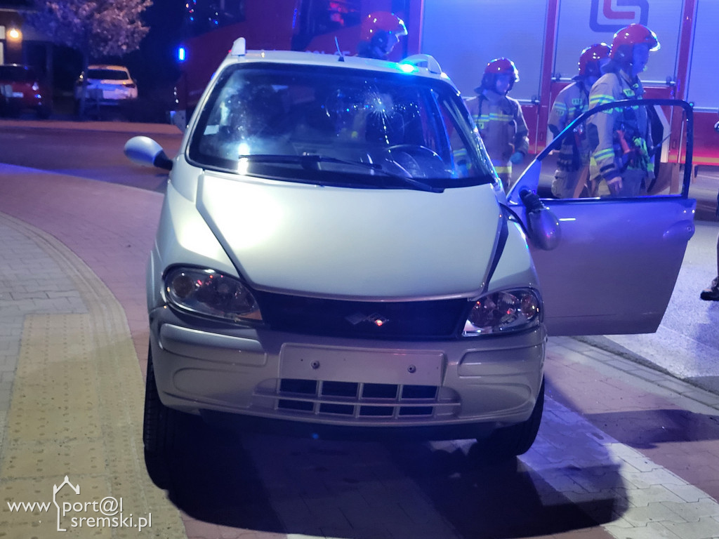 Auto przewróciło się na bok