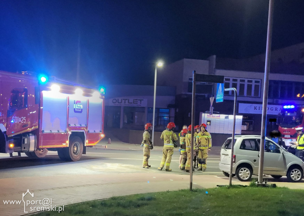 Auto przewróciło się na bok