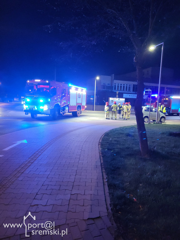 Auto przewróciło się na bok