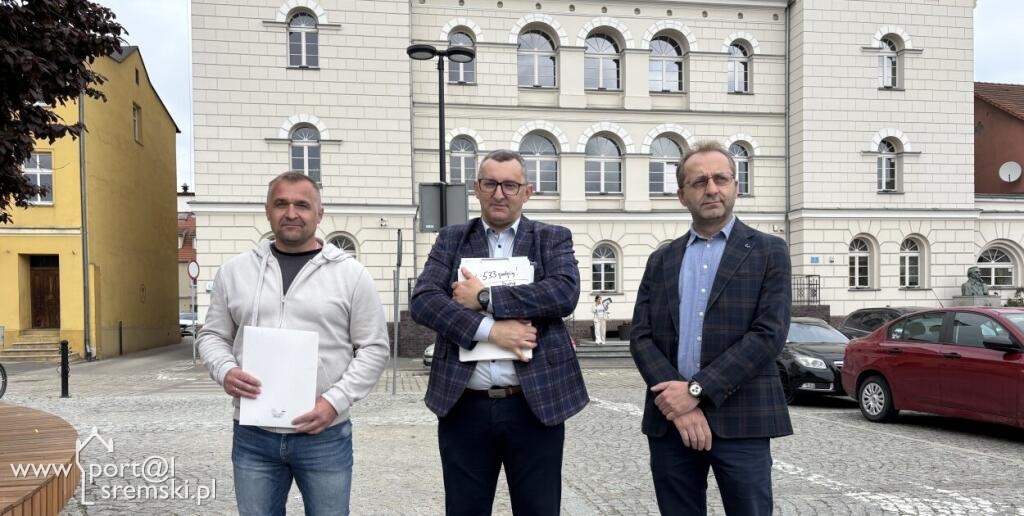 Briefing prasowy przed Ratuszem w Śremie