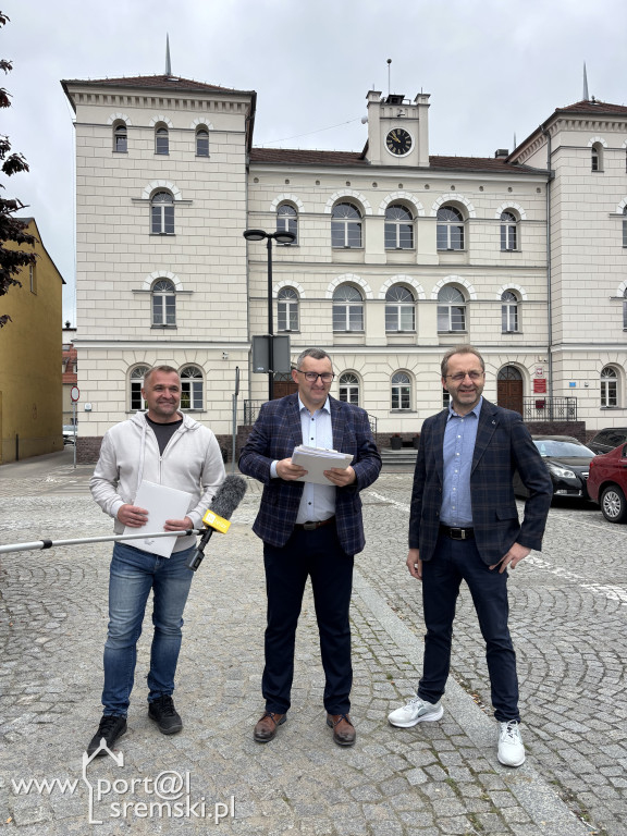Briefing prasowy przed Ratuszem w Śremie