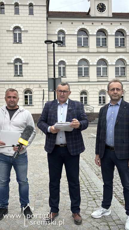 Briefing prasowy przed Ratuszem w Śremie