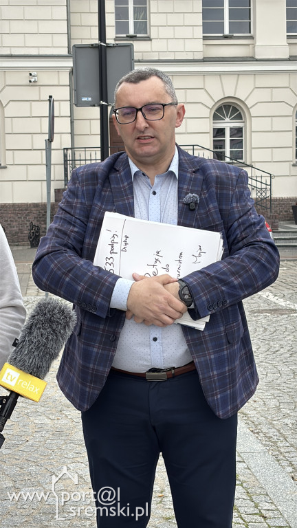 Briefing prasowy przed Ratuszem w Śremie