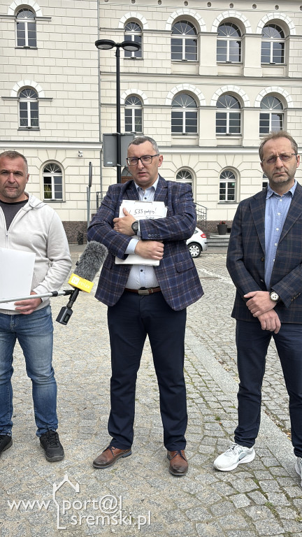 Briefing prasowy przed Ratuszem w Śremie
