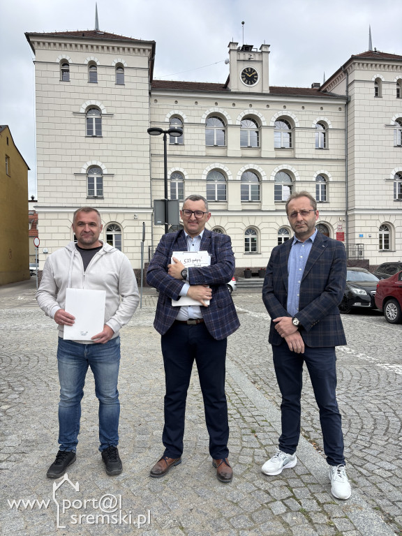 Briefing prasowy przed Ratuszem w Śremie