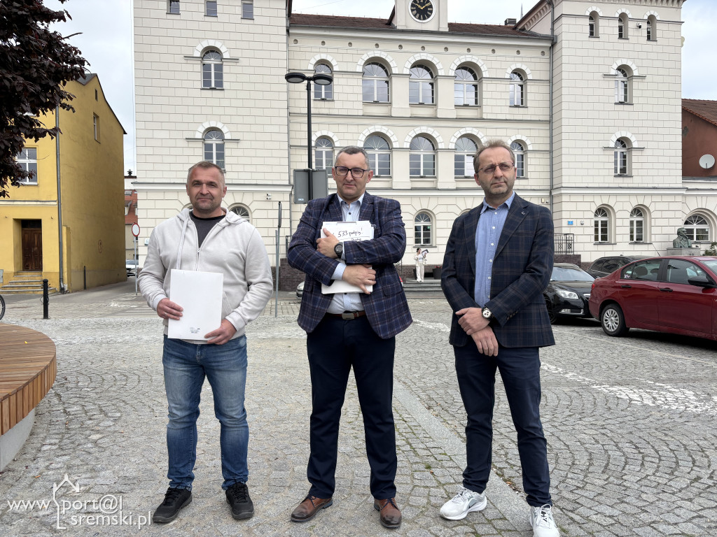 Briefing prasowy przed Ratuszem w Śremie