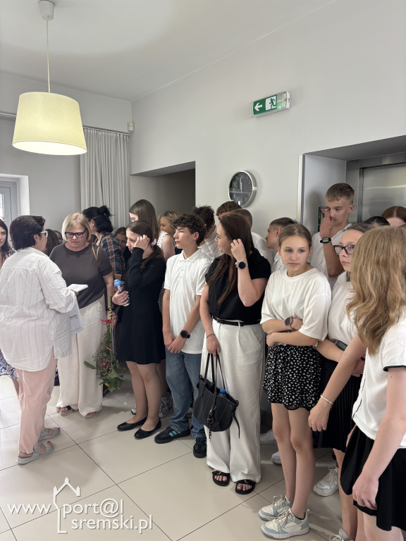 Odsłonięcie tablicy w Bibliotece w Śremie