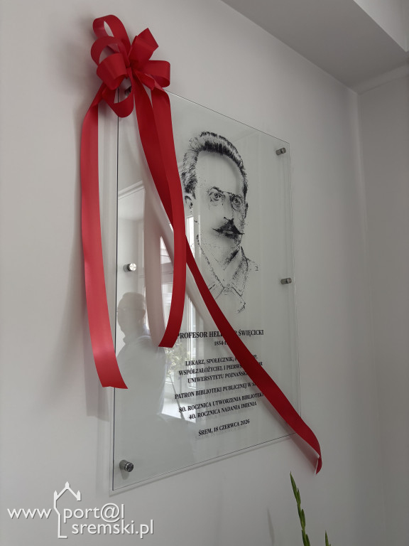 Odsłonięcie tablicy w Bibliotece w Śremie