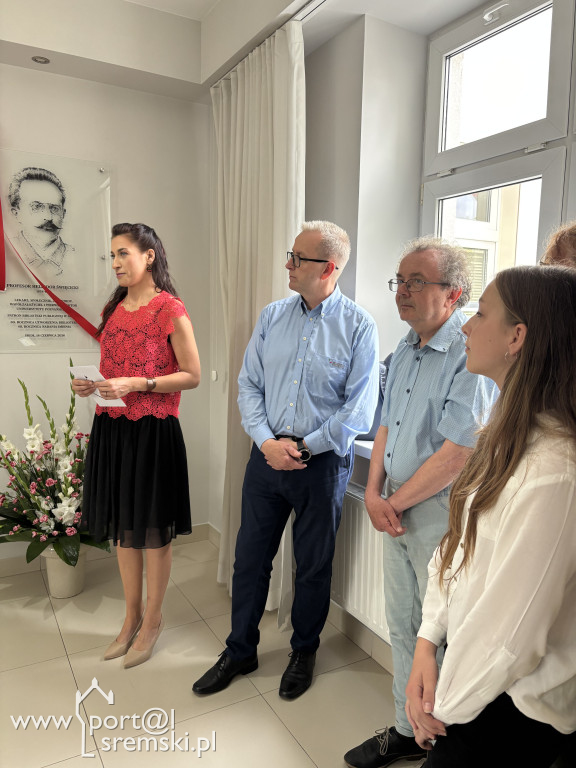 Odsłonięcie tablicy w Bibliotece w Śremie
