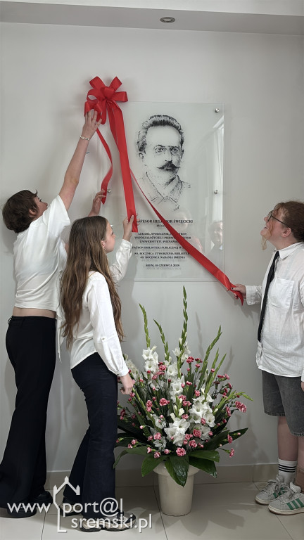 Odsłonięcie tablicy w Bibliotece w Śremie