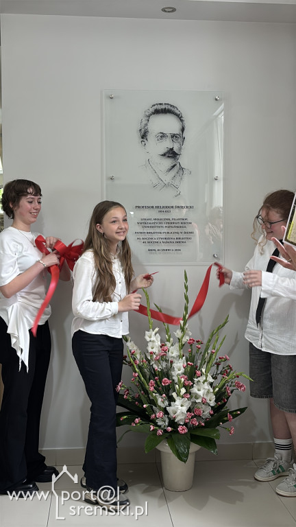 Odsłonięcie tablicy w Bibliotece w Śremie
