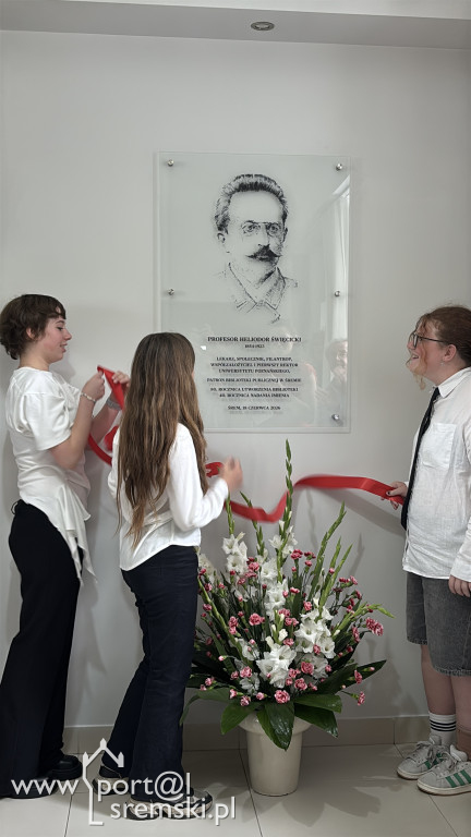 Odsłonięcie tablicy w Bibliotece w Śremie