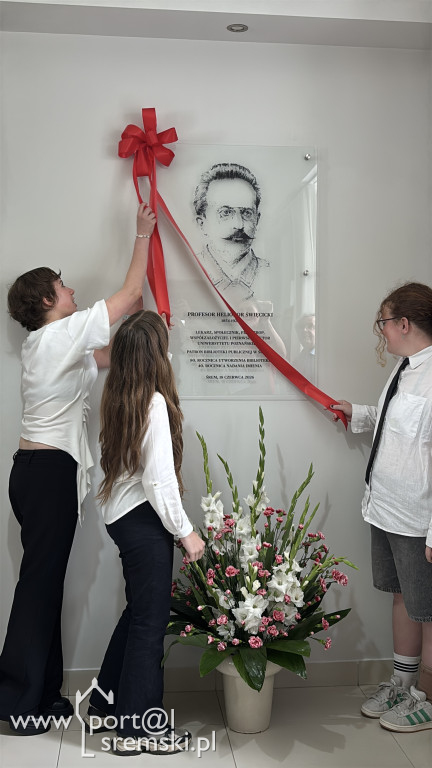 Odsłonięcie tablicy w Bibliotece w Śremie