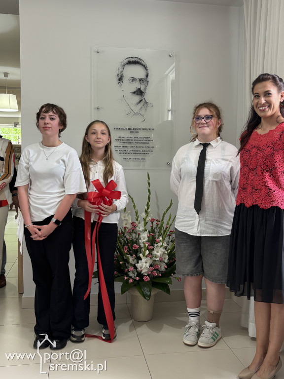 Odsłonięcie tablicy w Bibliotece w Śremie