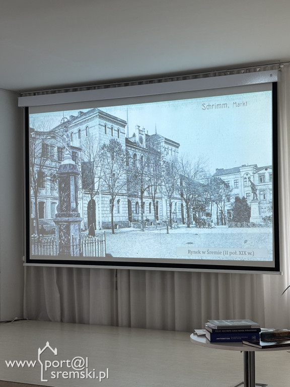 Odsłonięcie tablicy w Bibliotece w Śremie