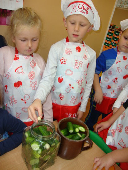 Słoneczka kiszą ogórki