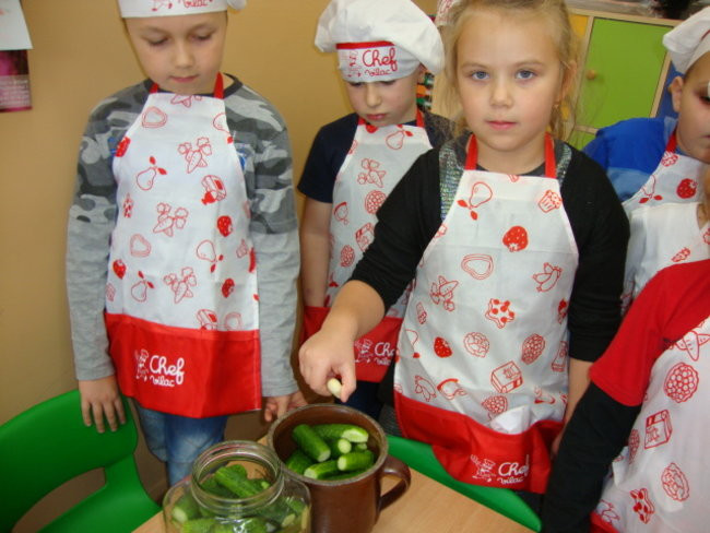 Słoneczka kiszą ogórki