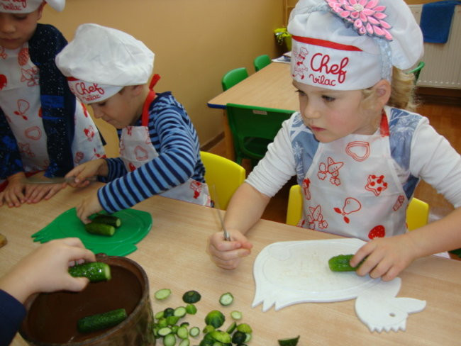 Słoneczka kiszą ogórki