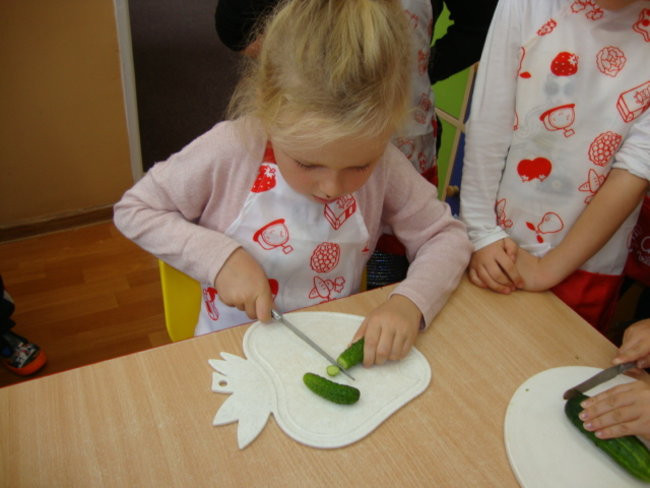 Słoneczka kiszą ogórki