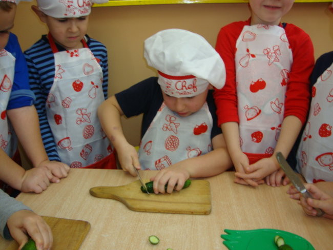 Słoneczka kiszą ogórki