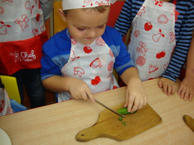 Słoneczka kiszą ogórki