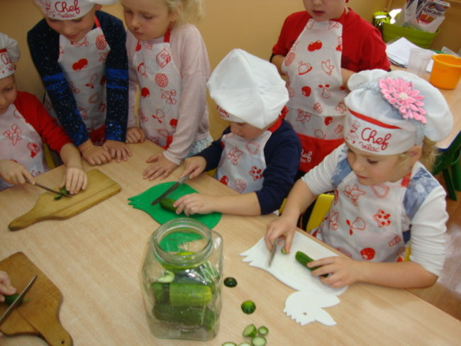 Słoneczka kiszą ogórki