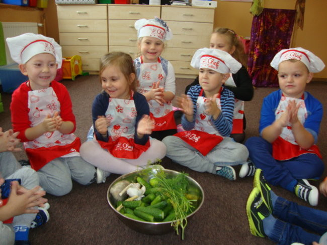 Słoneczka kiszą ogórki