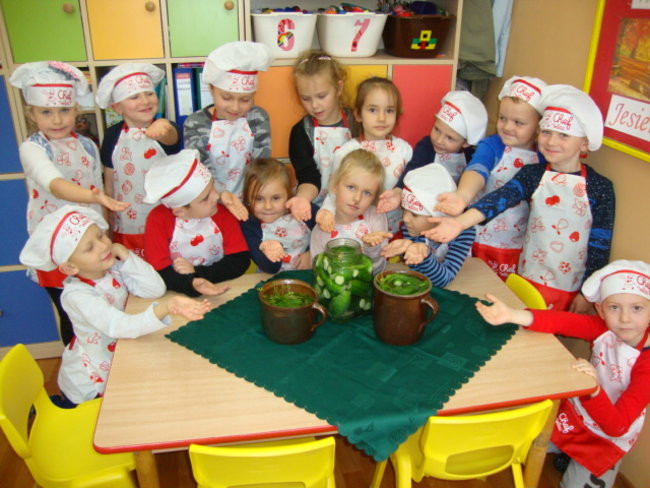 Słoneczka kiszą ogórki