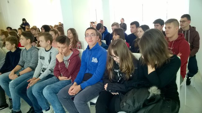 Gimnazjaliści na spotkaniu autorskim z Pawłem Beręsewiczem