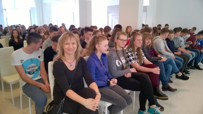 Gimnazjaliści na spotkaniu autorskim z Pawłem Beręsewiczem