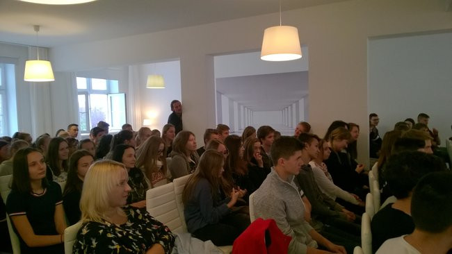 Gimnazjaliści na spotkaniu autorskim z Pawłem Beręsewiczem