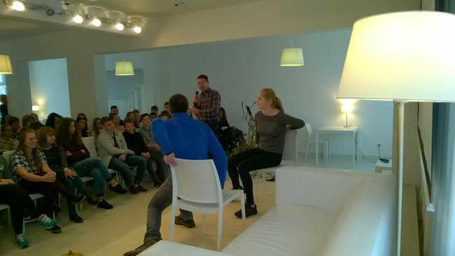 Gimnazjaliści na spotkaniu autorskim z Pawłem Beręsewiczem