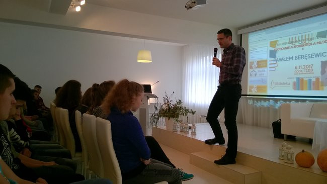 Gimnazjaliści na spotkaniu autorskim z Pawłem Beręsewiczem