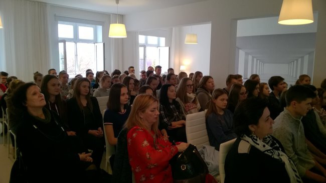 Gimnazjaliści na spotkaniu autorskim z Pawłem Beręsewiczem