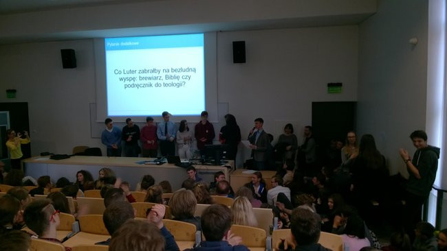 Gimnazjaliści na wykładzie