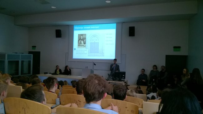 Gimnazjaliści na wykładzie